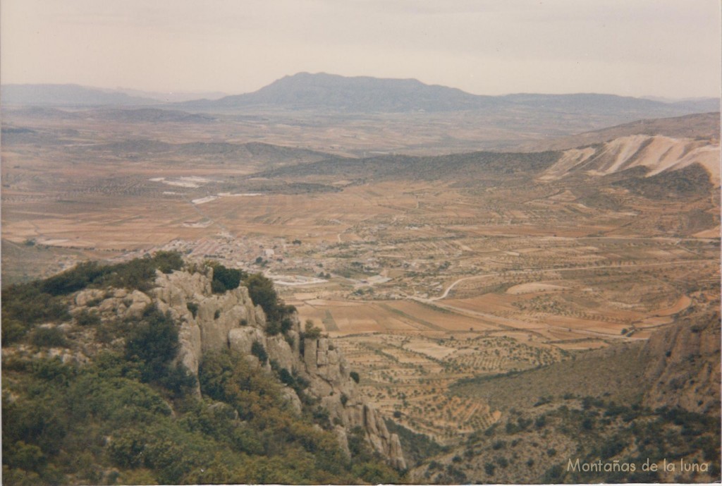 Abajo l'Alguenya y al fondo El Carche desde la cima de la Peña Gorda